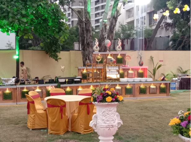 BUFFET ARRANGEMENT ON BANQUET LAWN